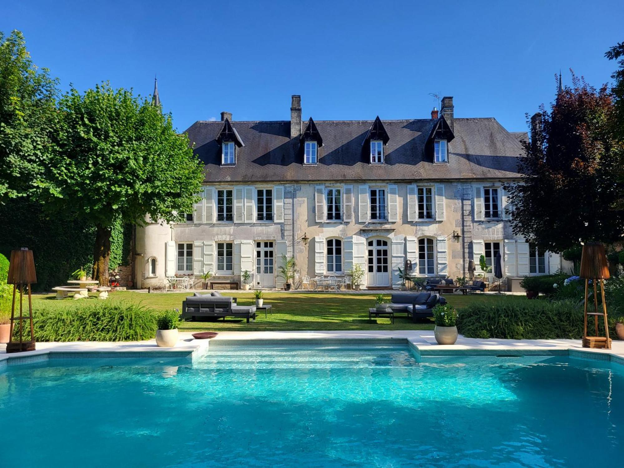 Logis Des Tourelles Bed & Breakfast Коняк Екстериор снимка